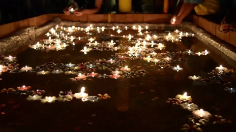 Thai people float on water a small rafts (Krathong) to celebrate Stock Footage 59978986