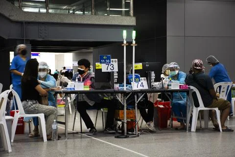 Thai people wait queue with social distancing for meet doctor and nurse injec 스톡 사진
