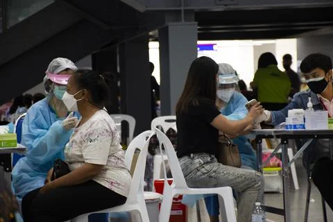 Thai people wait queue with social distancing for meet doctor and nurse injec 스톡 사진
