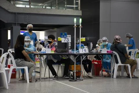 Thai people wait queue with social distancing for meet doctor and nurse injec 스톡 사진