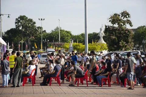 Thai people wait queue with social distancing for meet doctor and nurse injec 스톡 사진