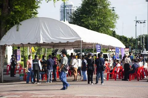 Thai people wait queue with social distancing for meet doctor and nurse injec 스톡 사진