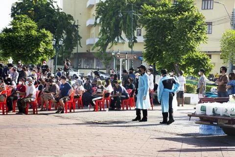 Thai people wait queue with social distancing for meet doctor and nurse injec Foto stock