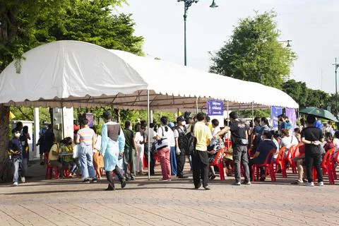 Thai people wait queue with social distancing for meet doctor and nurse injec 스톡 사진