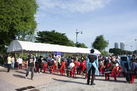 Thai people wait queue with social distancing for meet doctor and nurse injec Foto stock