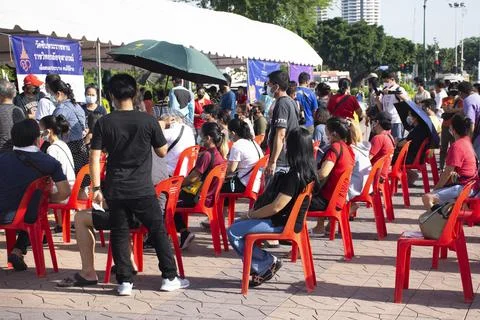 Thai people wait queue with social distancing for meet doctor and nurse injec Foto stock