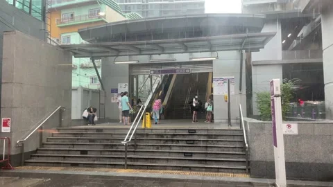 Thai people wait for rain to stop under roof inside Tao Poon MRT Subway Station 스톡 동영상 171477605