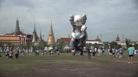 Thai Pilates enthusiasts perform Pilates exercises at Sanam Luang Stock-Footage 318980765