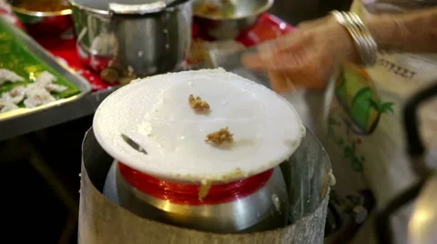 Thai rice sheet wrap making at street food stall Vídeo Stock 61780822