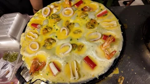 Thai Seafood Dish Cooking on a Large Griddle at a Street Food Market Vídeos de archivo 342501082