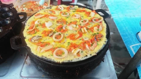 Thai Seafood Omelet Cooking on Large Hot Griddle. Stockbeeldmateriaal 340549481