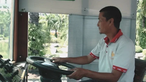 Thai shuttle bus driver driving a bus - 1 Vidéo 98600155