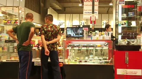 Thai soldiers buying electronics 스톡 동영상 8989214