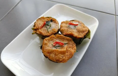 Thai steamed fish with curry paste (Ho mok) on white plate Foto stock