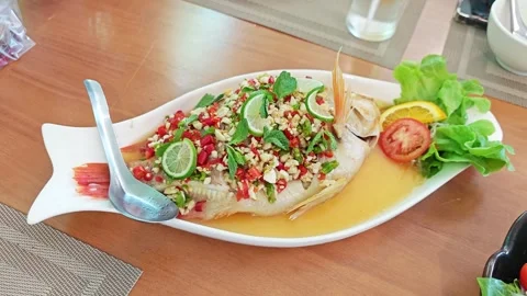 Thai steamed fish with spicy lime, garlic, and chili sauce. Vídeo Stock 339190039
