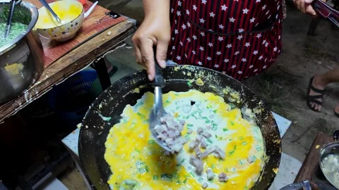 Thai Street Vendor Adding Taro Cubes to Savory Coconut Egg Pancake. 4K 库存影片 338180335