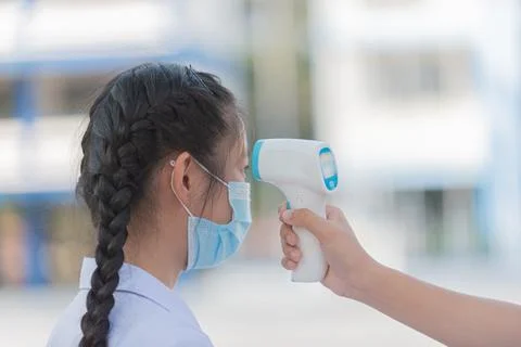 Thai students are checking their body temperature before going to school. The Foto stock