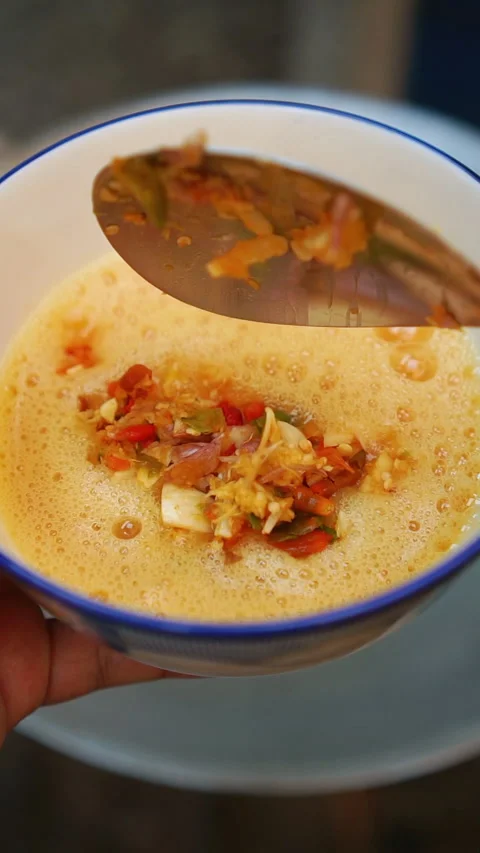 Thai style omelet with aromatic holy basil leaves. Stock-Footage 336564066
