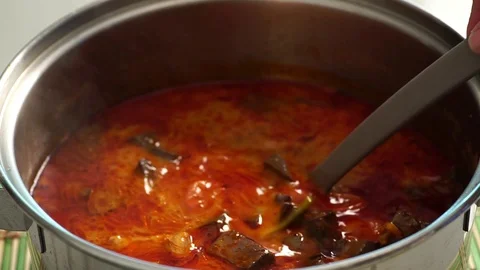Thai style red hot curry soup with pork and blood jelly put on a rice noodle Vídeos de archivo 88766150
