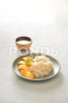 Thai style tropical dessert, glutinous rice eat with mangoes Stock Photos