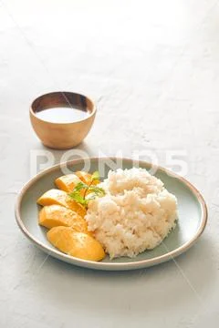 Thai style tropical dessert, glutinous rice eat with mangoes Stock Photos