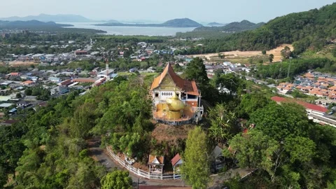 Thai temple on a hill overlooking the sea bay. Drone video Video stock 300099708