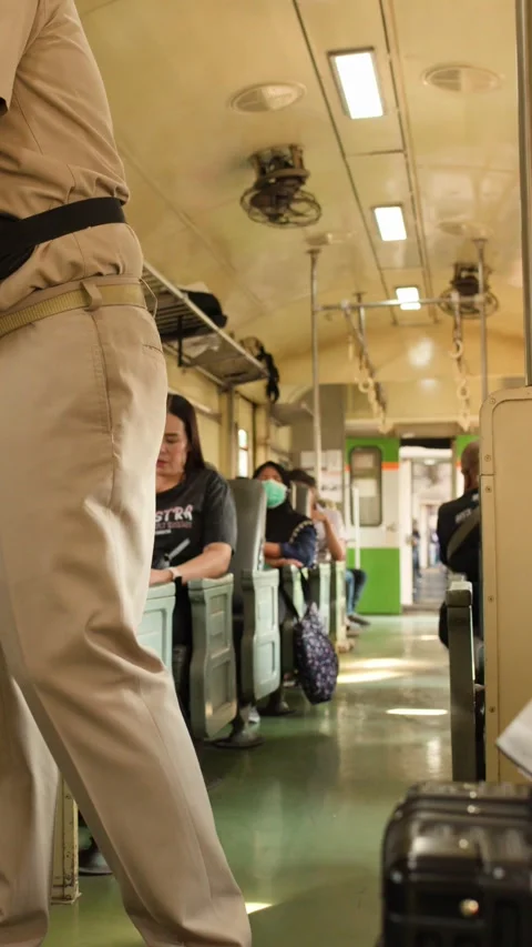 Thai Train Conductor Checks Tickets While Passengers Commute in Bangkok Video stock 327691824