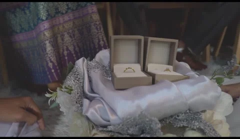 Thai wedding rings in an open box on traditional Thai style garland. Stock Footage 166850662