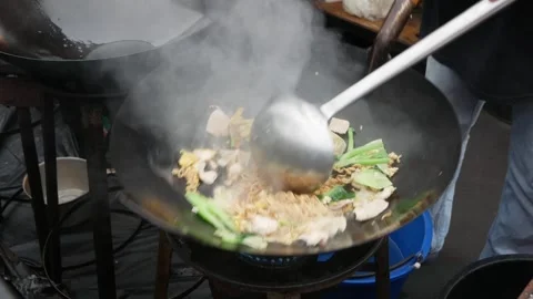Thai wok master cooks fast Stockbeeldmateriaal 250160497