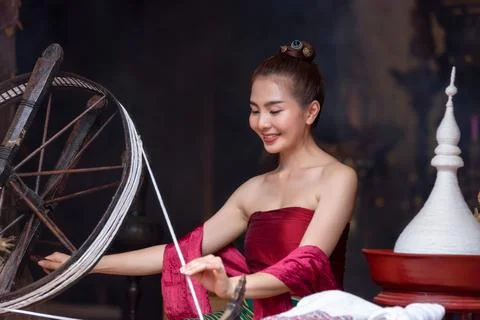 Thai woman dressed in traditional Northern Thailand culture costume spinnin.. Stock Photos