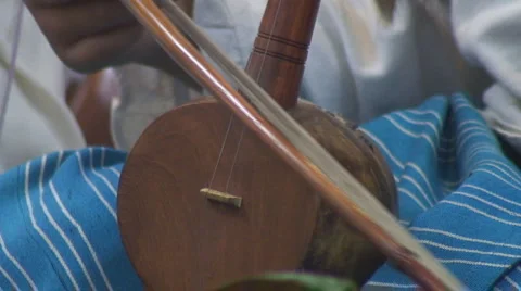 Thailand: close-up bow on strings Video stock 1098489