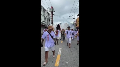 Thailand: Devotee has cheeks pierced with bamboo poles at vegetarian fest... 库存影片 320621994