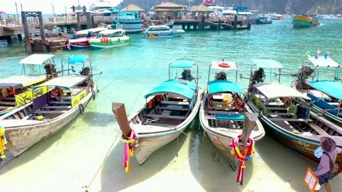 THAILAND, PHI PHI ISLANDS Exotic view of a long tail boata on the coast of Phi Vídeo Stock 147454773