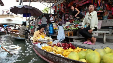 Thailand, Southeast Asia, Damnoen Saduak Floating Market near Bangkok Stock Footage