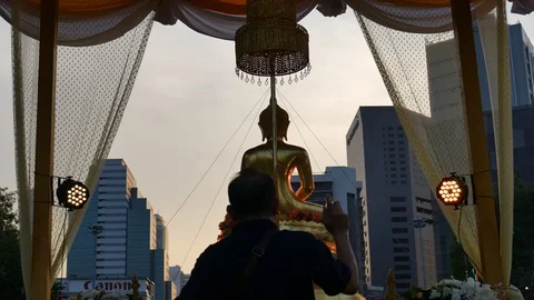 Thailand's Buddhist New Year, Sonkran, sprinkling water over the Buddha Stock-Footage 106574904