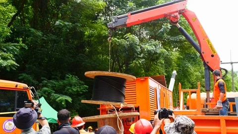 Tham Luang Cave Rescue Cable on Crane Vidéo 98360742