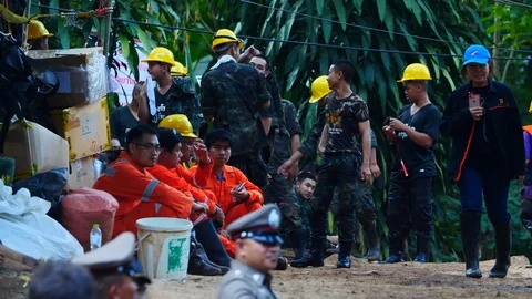 Tham Luang Cave Rescue Workers at Entrance Vidéo 98357980