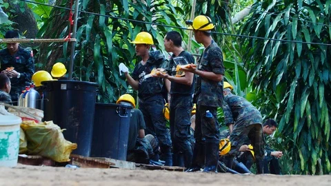 Tham Luang Cave Rescue Workers Видео 98358162