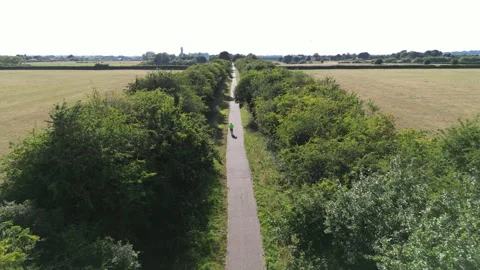 Thame Phoenix Trail tracking cyclist and rising to view of Thame in distance Stock Footage 201765910