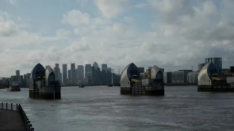 Thames Barrier long Stockbeeldmateriaal 121570942