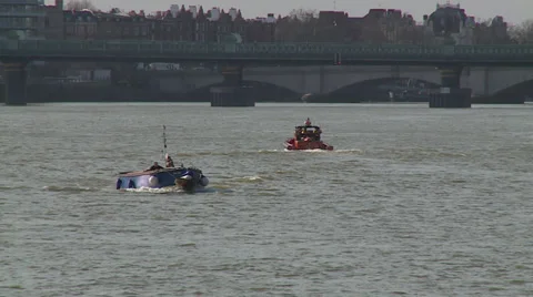 Thames boats &amp; barges Vídeo Stock 36033290
