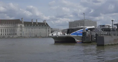 Thames Clipper Leaving Pier Video stock 92442299