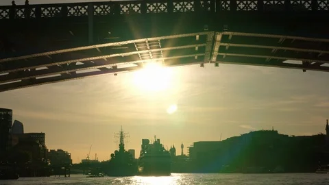 Thames River Bus Boat passing under Tower Bridge Stockbeeldmateriaal 108232329