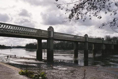 Thames river at low tide with empty boats on the dry ground. Stock Photos