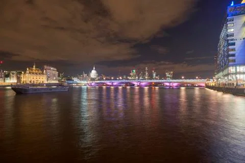 Thames river at night time Foto stock