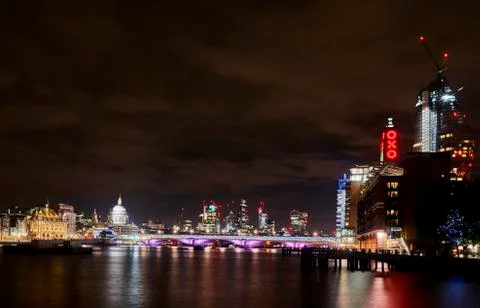 Thames river at night time Foto stock