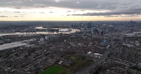 Thames river passes through the modern capital city of England Stock-Footage 170938417