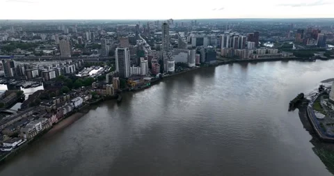 Thames river passes through the modern capital city of England Stock-Footage 201443905