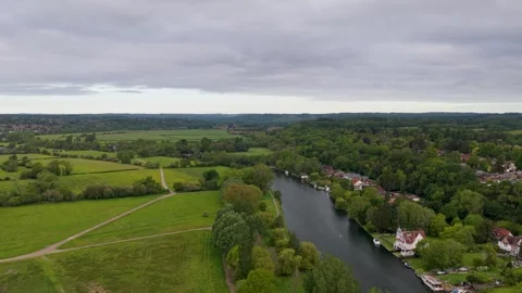 Thames River shot over Caversham fields Reading UK Vídeo Stock 336336257