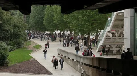 Thames riverside tourist crowd Vídeo Stock 10729267